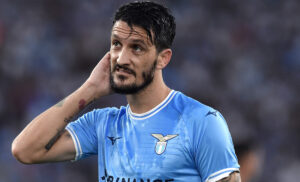 Luis Alberto si sbraccia con Felipe Anderson durante Lazio-Celtic: perché lo ha ripreso