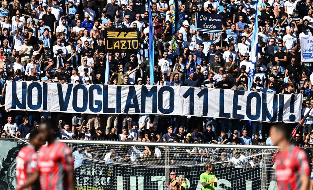 Cremonese Lazio, il club esalta la squadra: «Undici leoni!» - FOTO 1 Striscione tifosi Lazio
