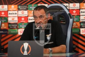 Conferenza stampa Sarri: «Ho l’obbligo di difendere il popolo laziale. Feyenoord squadra di livello»
