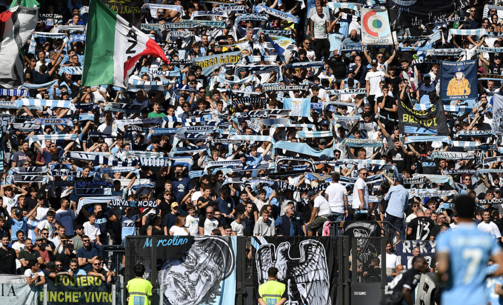 Lazio, la società biancoceleste si schiera per l'autismo: «Ribadiamo l'impegno contro i pregiudizi e le disuguaglianze» - FOTO 1 Tifosi Lazio 1