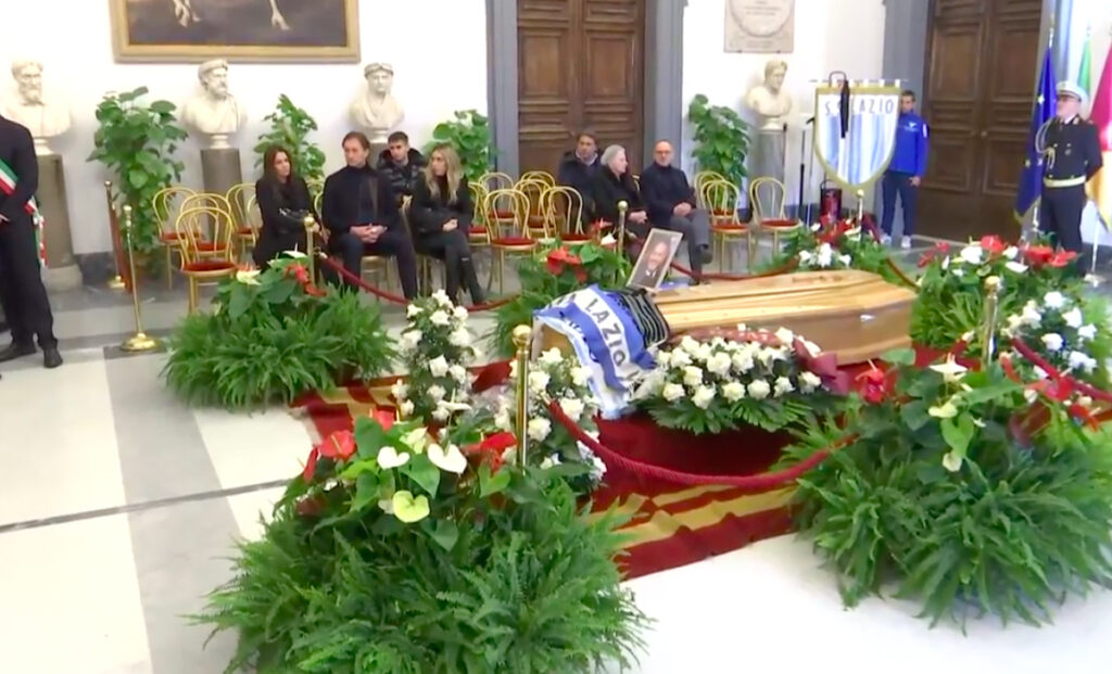 Funerali Mihajlovic, chiusa la camera ardente in Campidoglio: le parole di Lotito, gli omaggi dei tifosi 1 camera ardente Mihajlovic