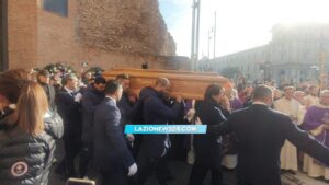 Funerali Mihajlovic: esce il feretro dalla Basilica. Lacrime e cori dei tifosi – FOTO E VIDEO