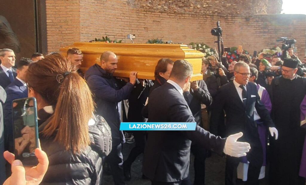 Funerali Mihajlovic: Stankovic, Arnautovic, Mancini e De Silvestri portano il feretro - VIDEO 1 photo 2022 12 19 13 09 52
