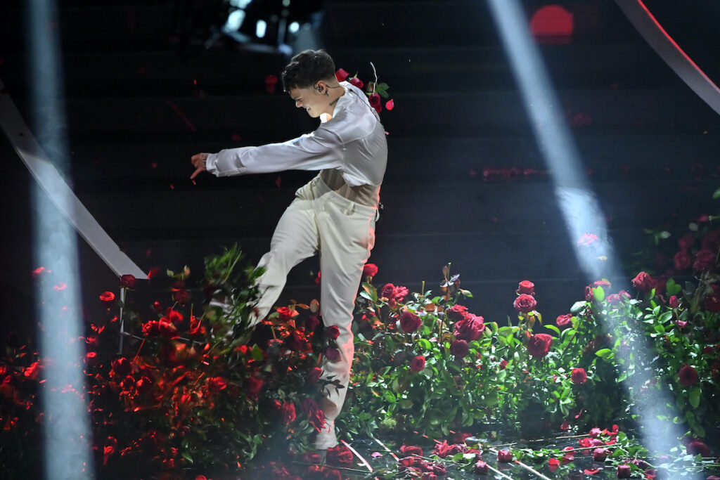 Il romanista Blanco sfascia il palco di Sanremo, all'Ariston fischi e cori: «Scemo» 1 blanco