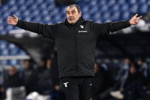 Sarri protegge la squadra dalle voci della cessione del club: il retroscena