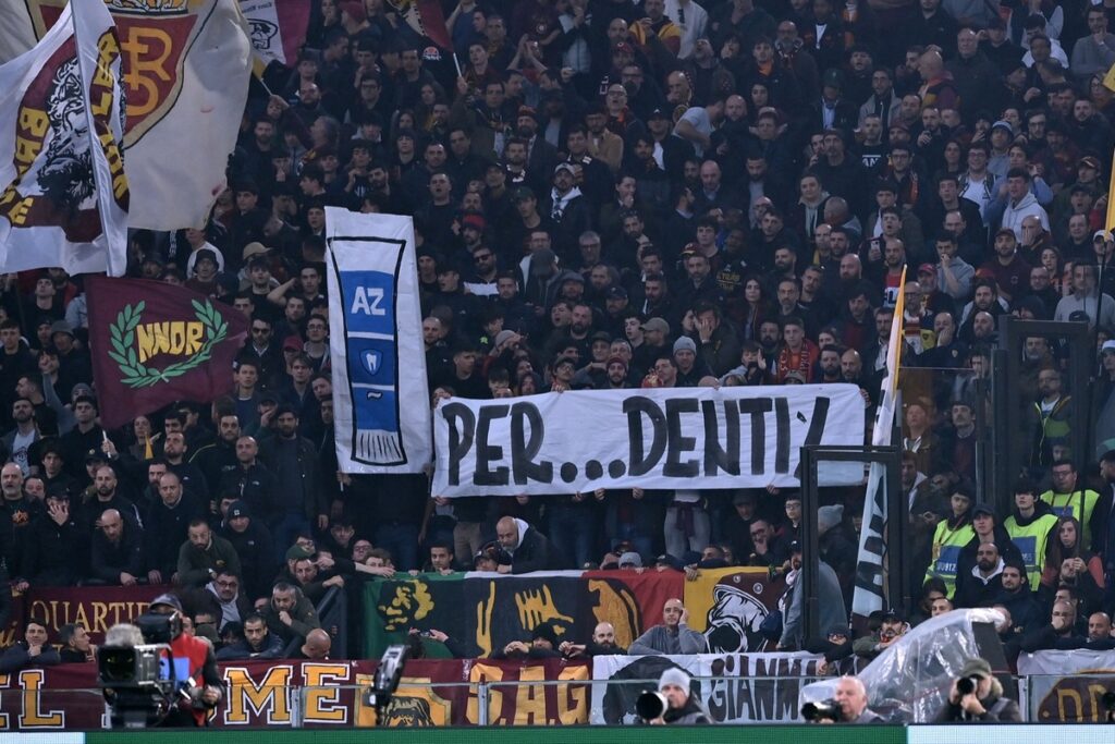 Lazio-Roma, la provocazione dei tifosi giallorossi 1 WhatsApp Image 2023 03 19 at 18.48.37