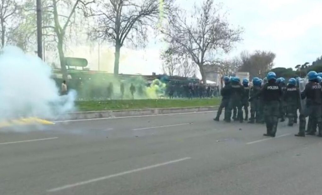 Lazio-Roma, tensione prima del derby: ferito un agente di polizia 1 lazio roma tifosi polizia