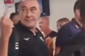«Forza Roma» : la reazione del laziale Sarri al tifoso del Napoli – VIDEO