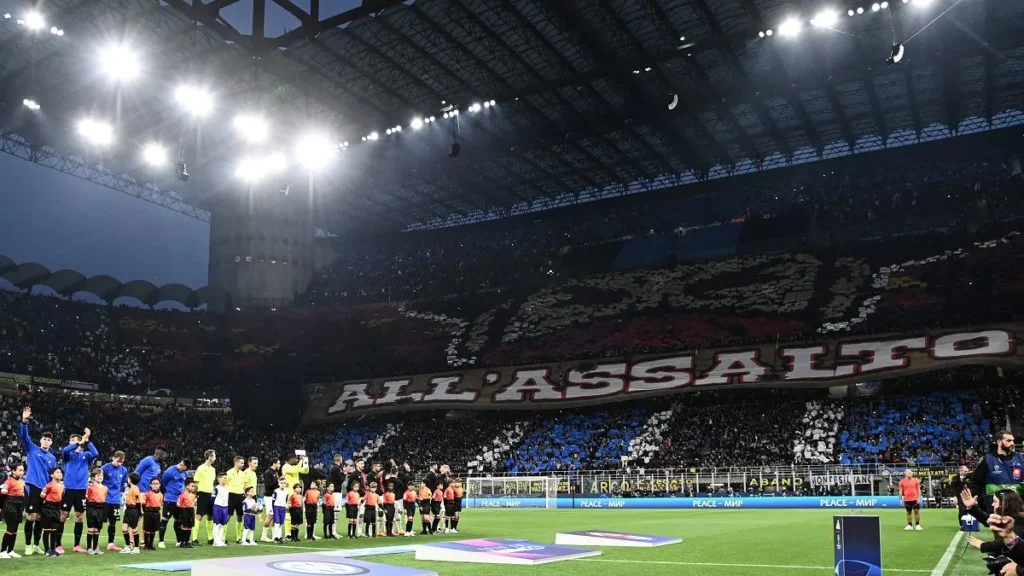 Inter-Roma, i tifosi nerazzurri omaggiano la Lazio: ecco lo striscione 1 coreog tifosi MIlan MG0 3135 1 e1688139510459