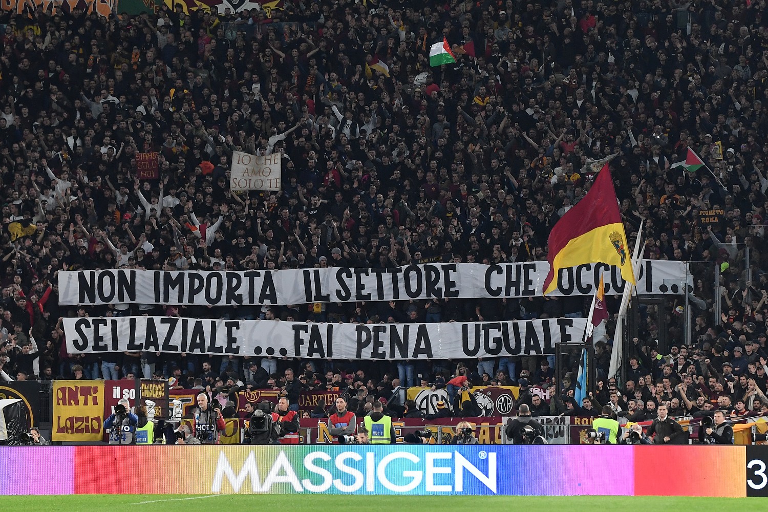 Coreografia Roma, tutti gli striscioni sfottò dei tifosi giallorossi alla Lazio - GALLERY 21 tifosi Roma AS2 0624