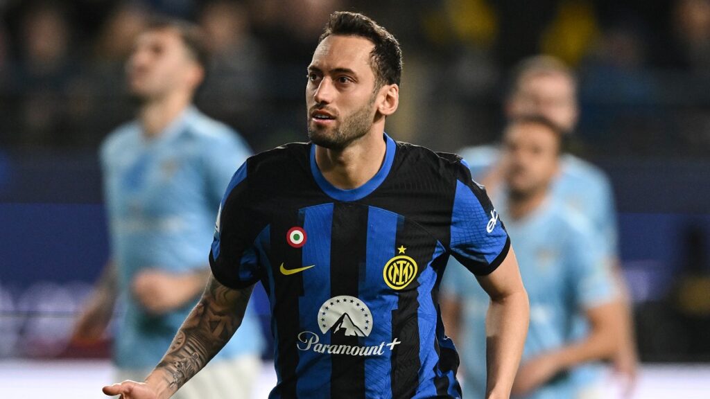 Lazio Inter 0-1, il Var assegna un rigore per i nerazzurri e Calhanoglu non sbaglia: polemiche biancocelesti - VIDEO 1 Calhanoglu