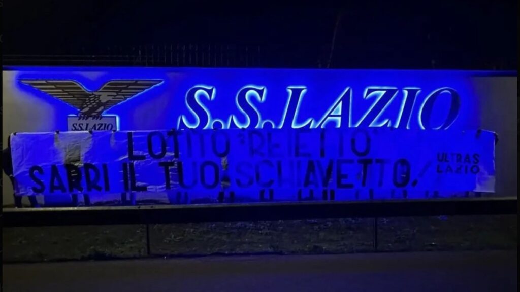 Lazio, monta la rabbia dei tifosi! Striscioni contro Lotito fuori da Formello: «Reietto, Sarri il tuo schiavetto» - FOTO 1 Striscione Lazio