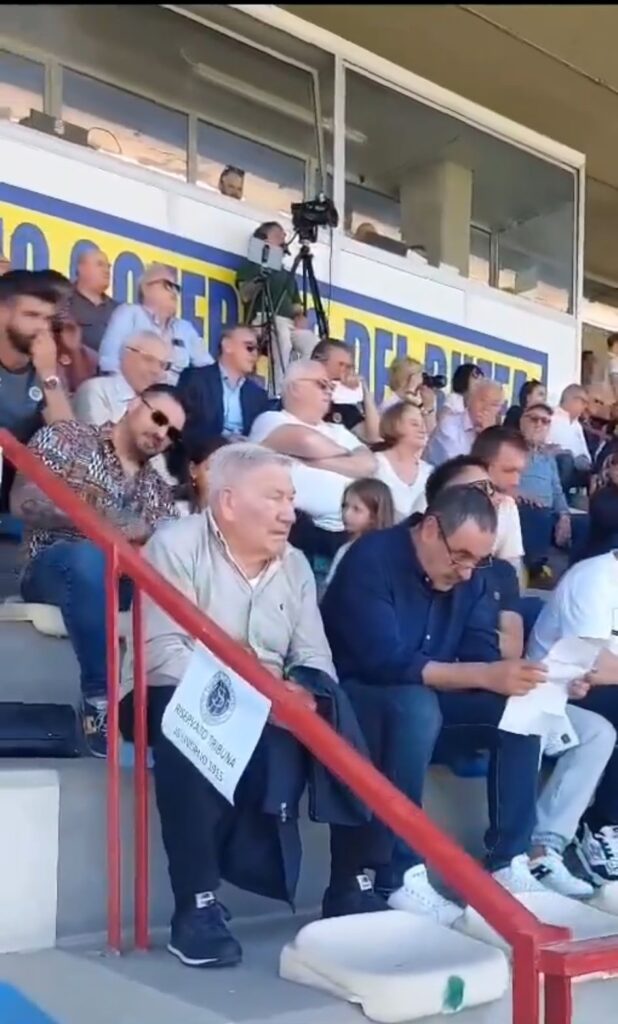 Ex Lazio, Sarri torna al calcio: l'allenatore sugli spalti per seguire un match 1 Immagine WhatsApp 2024 04 14 ore 19.06.41 d367ac85 1
