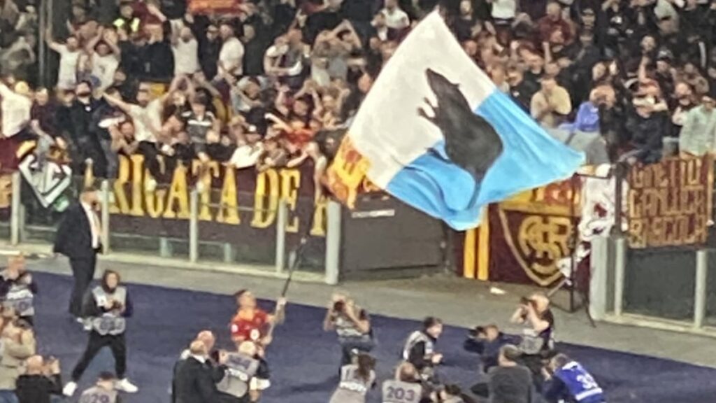 Roma Lazio, clamoroso: i tifosi giallorossi lanciano una raccolta fondi per pagare la multa a Mancini 1 Mancini