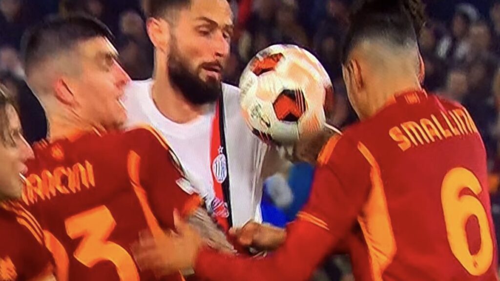 Roma Milan, polemiche per il mani di Mancini. Ma il Var segnala il fallo precedente di Giroud 1 Roma-Milan