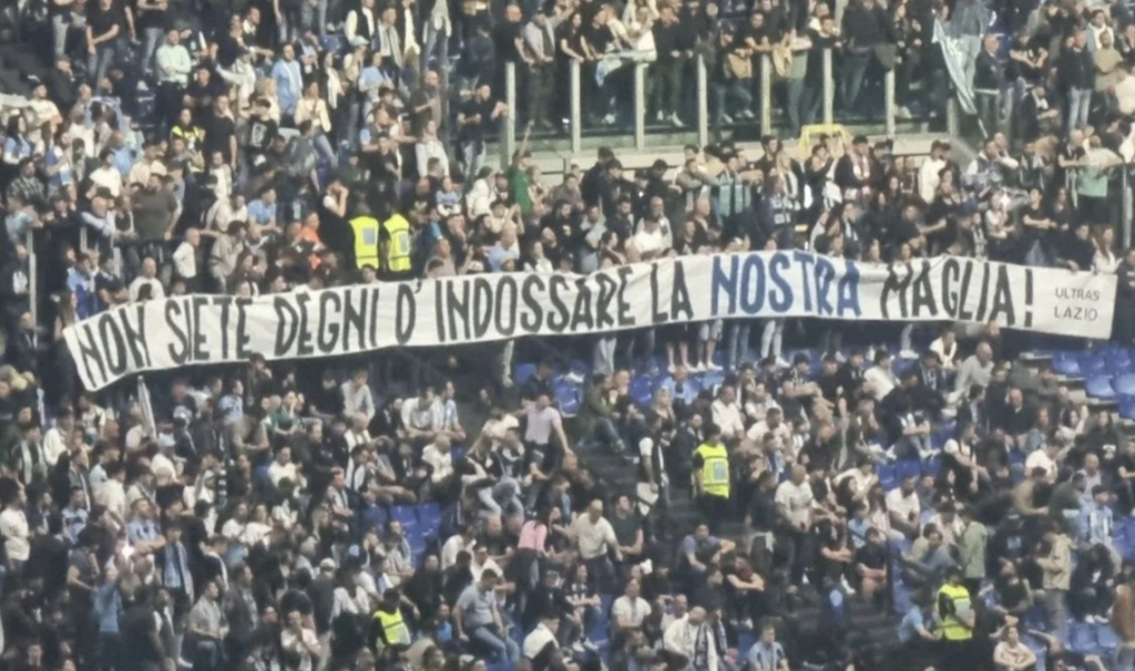 Contestazione tifosi Lazio, spunta lo striscione: «Non siete degni di questa maglia» 1 Striscione Lazio
