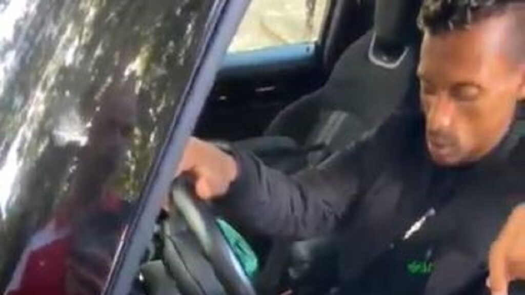 Nani, ma che fai? L'ex Lazio si rifiuta di firmare un autografo e... - VIDEO 1 nani