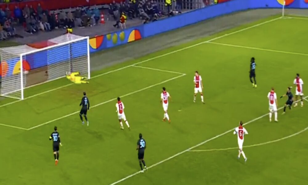 Ajax Lazio, il gol di Pedro scatena la viralità. Giocate spettacolari per il tris biancoceleste: tifosi in visibilio