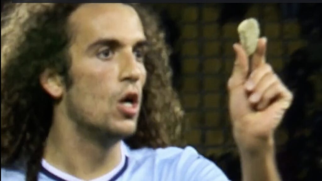 Lecce Lazio, lo speciale buongiorno al ritmo di «Dove si balla». E c'è anche una frecciatina dopo il sasso lanciato in campo - VIDEO 1 Guendouzi sasso