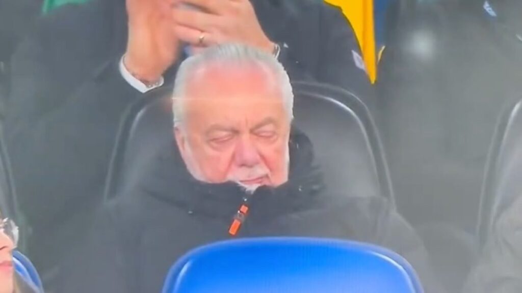 Lazio Napoli, De Laurentiis sorpreso dalle telecamere: si è addormentato in tribuna - VIDEO 1 Immagine WhatsApp 2024 12 06 ore 08.10.17 57b3bc47