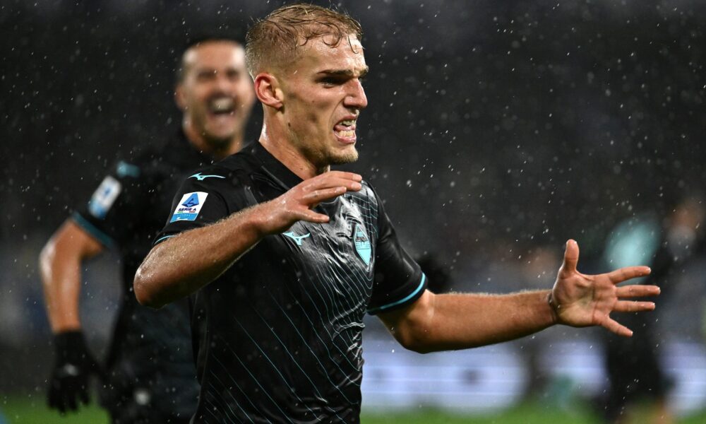La Lazio caricata da Isaksen: «La vittoria con il Lecce è stata importante e ora con l’Atalanta abbiamo un obiettivo chiaro»