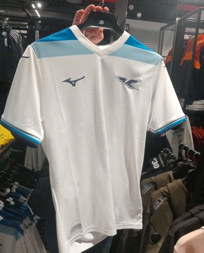 Lazio, svelata la maglia per i 125 anni: ecco quando debutterà. I dettagli 1 Maglia 125 anni Lazio