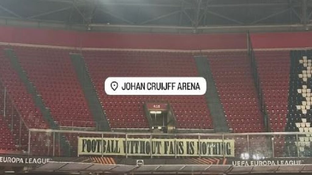 Ajax Lazio, i tifosi olandesi espongono uno striscione in difesa e a sostegno dei supporter biancocelesti assenti 1 Ajax Lazio