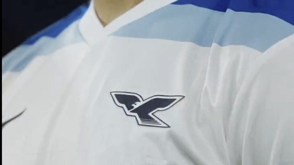 Anniversario Lazio, finalmente ufficiale: presentata la maglia per i 125 anni del club. Il club l'annuncia con un VIDEO social emozionante 1 Maglia Lazio 125 anni