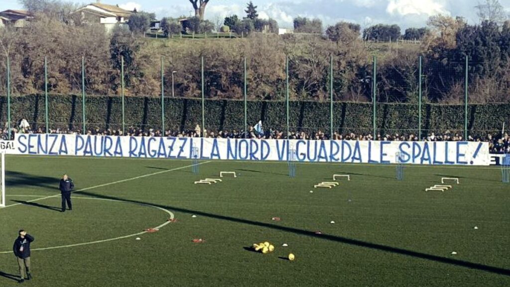 Roma Lazio Sorrentino: «Una settimana di passione, un giubileo per i tifosi: sul campo mi aspetto questo» 1 Striscione Curva Nord