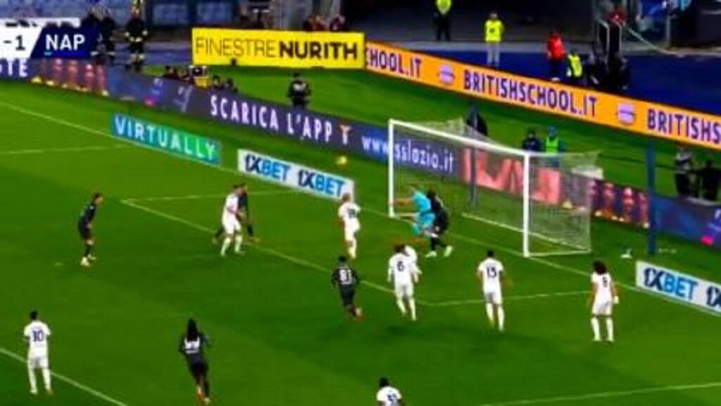 Autogol Marusic, flipper nell'area biancoceleste: Napoli in vantaggio - VIDEO 1 Marusic