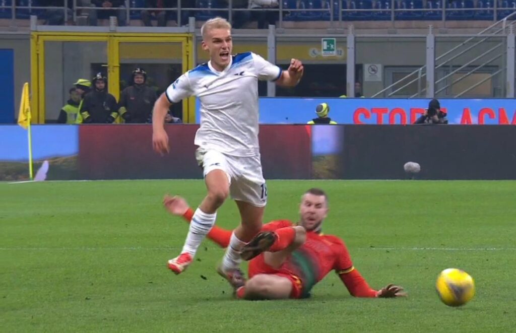 Milan Lazio, espulso Pavlovic per fallo su Isaksen: rossoneri in dieci a venti minuti dalla fine! 1 Espulsione Pavlovic