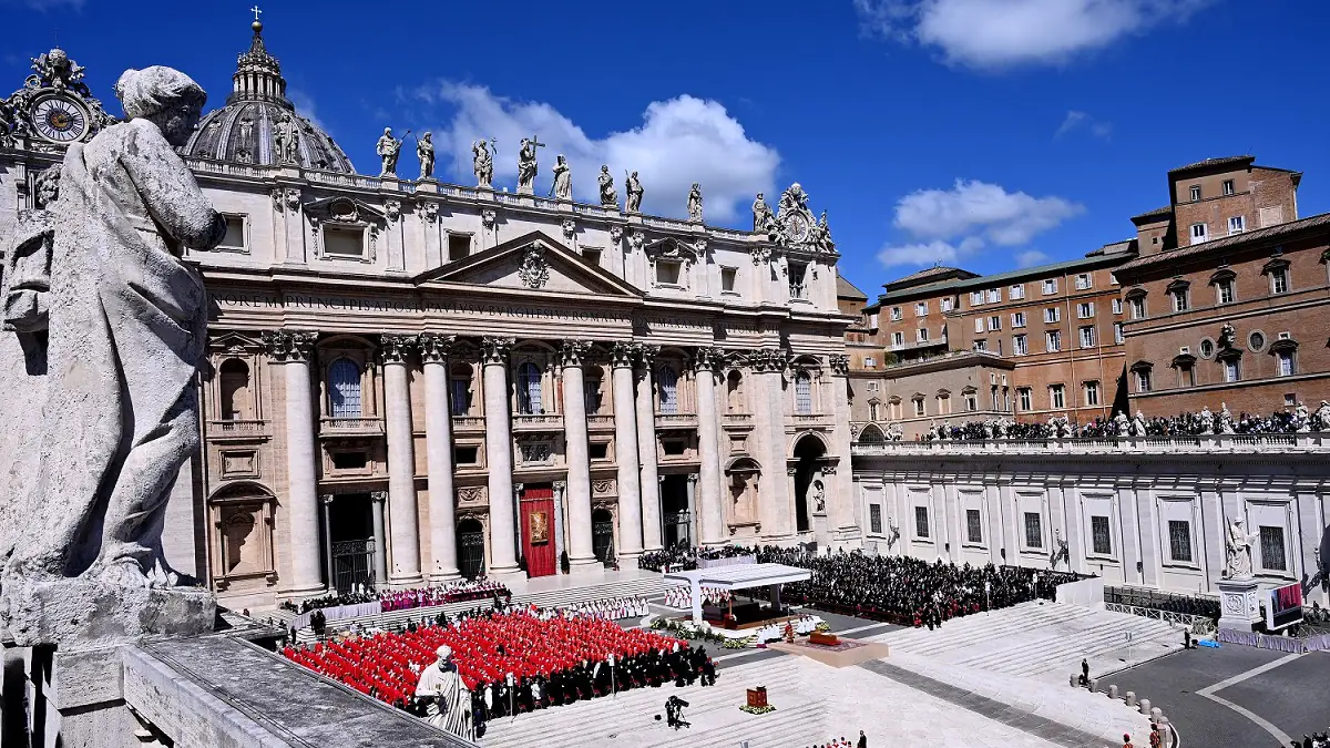Conclave, c'è la fumata bianca: è stato eletto il nuovo Papa, i dettagli 21 San Pietro