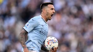 Vecino a rischio forfait per Lazio-Como: problema muscolare per l’uruguaiano