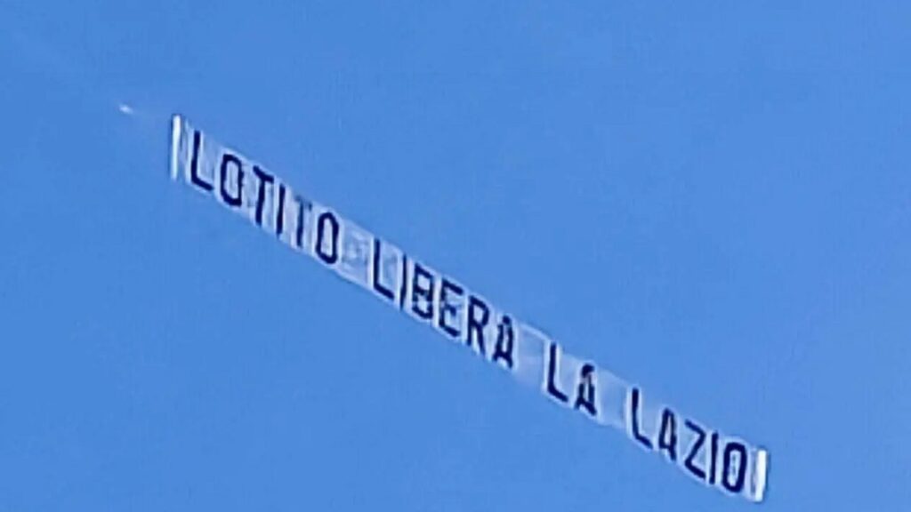 Lazio, contestazione aerea su Formello: «Lotito libera la Lazio» 1 Lazio