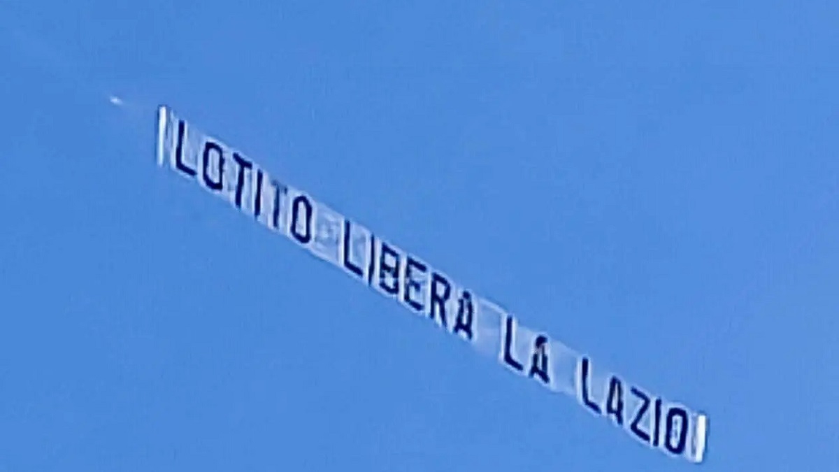 Lazio, contestazione aerea su Formello: «Lotito libera la Lazio» 21 Lazio