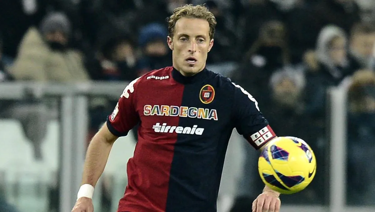 Perico in esclusiva a Cagliarinews24: «Scudetto? Napoli, Milan e Inter se la giocheranno. C’è stato il momento della Roma, però...» 21 perico cagliari casa 2012 ifa e1765387035607