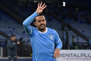 Pedro come simbolo della Lazio durante la protesta della tifoseria