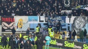 Romagnoli saluta i tifosi della Lazio: emozione al Via del Mare, il difensore va sotto al settore ospiti