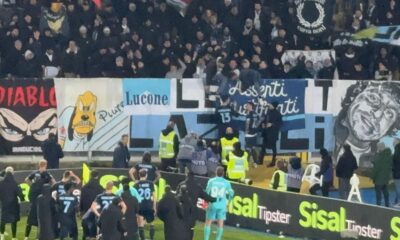 Romagnoli saluta i tifosi della Lazio: emozione al Via del Mare, il difensore va sotto al settore ospiti 26 romagnoli