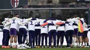 Commisso, l’ultimo saluto della viola durante la sfida di Serie A tra Bologna e Fiorentina: l’immagine commovente
