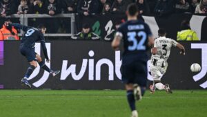 Moviola Juve Lazio, CorSport: «La Vecchia Signora ha protestato per il contatto fra Gila e Cabal in area. Guida…»