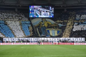 Lazio, rimosso l’inno “Sto qua per te” allo stadio! Scoppia la polemica: il punto