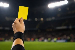 Cartellino giallo in mano all'arbitro