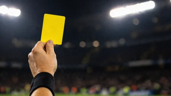 Cartellino giallo in mano all'arbitro