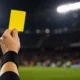 Cartellino giallo in mano all'arbitro