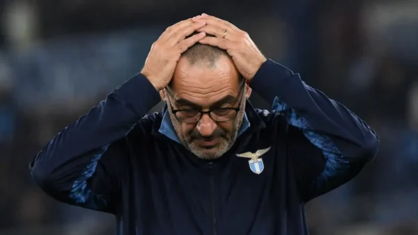 Sarri disperato con le mani in testa, immagine creata con l'intelligenza artificiale