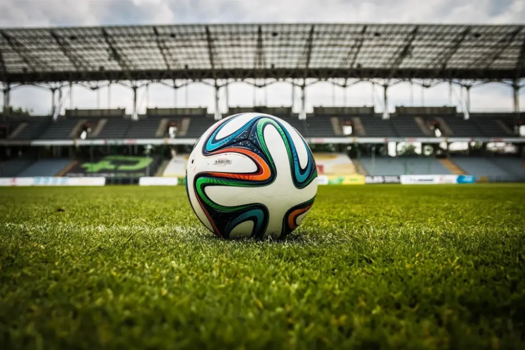 La Lazio passa all'incasso: 40 milioni per Lotito 22 Pallone a centrocampo