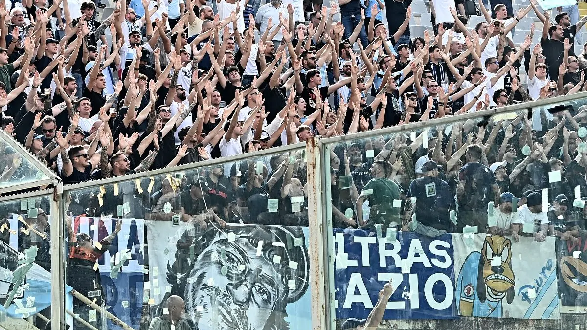 Foschi sul derby Roma Lazio: «Non siamo ancora certi di quando si giocherà, ma questo è un paese ridicolo!» 21 Tifosi Lazio e1727004573715