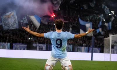 Un giocatore con la maglia biancoceleste esulta sotto la curva dopo un gol