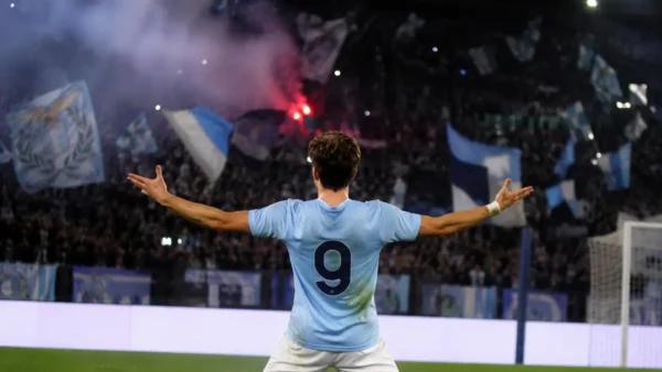 Un giocatore con la maglia biancoceleste esulta sotto la curva dopo un gol